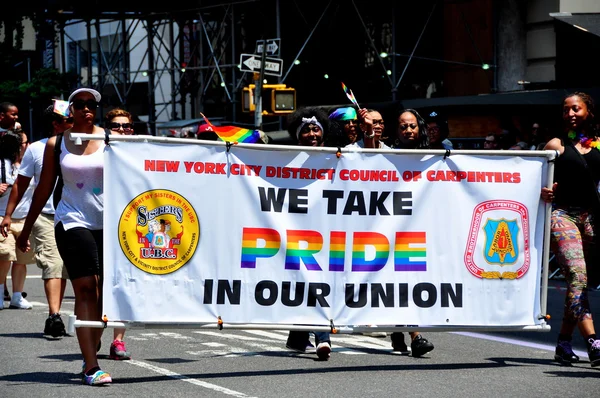 NYC: demonstranterna på 2013 gay pride-paraden — Stockfoto