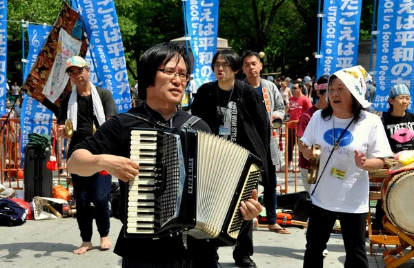 NYC: Músicos japoneses en la manifestación antinuclear de Columbus Circle — Foto de Stock