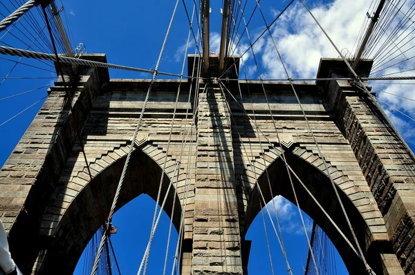 NYC: västra står hög av brooklyn bridge — Stockfoto