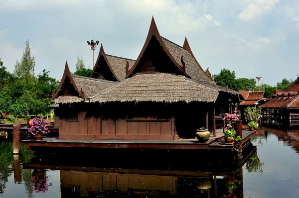 Samut prakan, thailand: drijvende markt water dorp aan de oude siam — Stockfoto