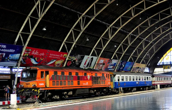 Bangkok, Tailândia: Estação Ferroviária Hua Lamphong — Fotografia de Stock