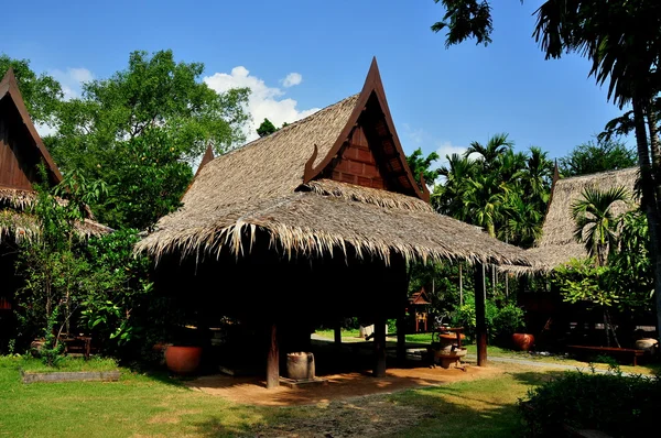 Samut prakan, Thaïlande : thai maisons aux toits de chaume — Zdjęcie stockowe