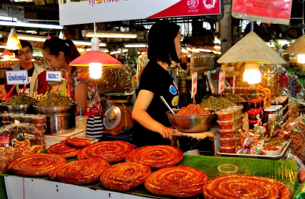 Lampang, Thailand: Vendor Selling Sausages at Kad Tung Kwian Market — Stock Photo, Image