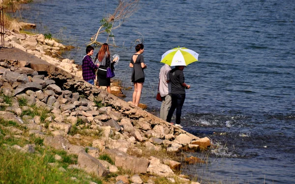 Lop Buri, Thailand: People Feeding Fish at Pasak Lake — Stock Photo, Image