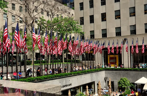 NYC: amerikanska flaggor flying på memorial day på rockefeller center — Stockfoto