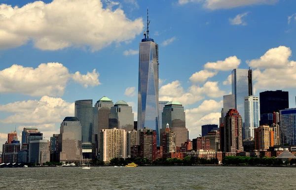 New York: lägre manhattan skyline och en world trade center torn — Stockfoto