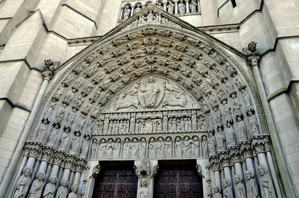 Ciudad de Nueva York: Puertas de entrada neogóticas en la iglesia Riverside — Foto de Stock