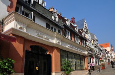 Bai lu, china: hotel annecy en hoofdstraat van sino-Frans dorp