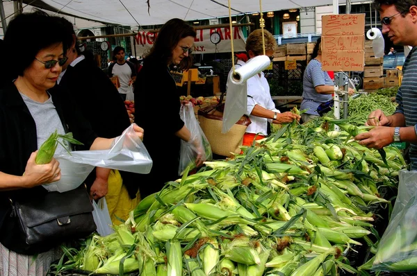 NYC: mensen kopen van maïs in union square boerenmarkt — Stockfoto