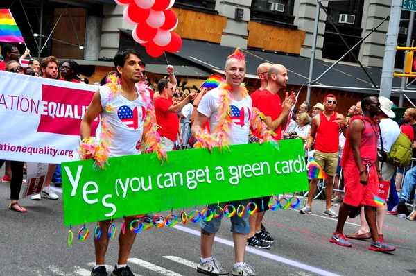 NYC: Люди вышли на гей-парад — стоковое фото