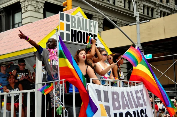 NYC: bailey hus flyta på gay pride-paraden — Stockfoto