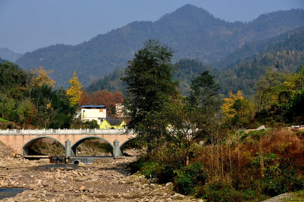 Província de Sichuan, china: rocky river e ponte curvada no bai lu — Fotografia de Stock