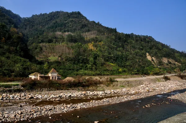 Bai Lu,China: Rocky River and Small House — Stock Photo, Image
