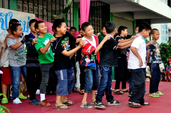 Chiang Mai, Tailândia: Thai Schoolboys Dançando na Assembleia Escolar — Fotografia de Stock