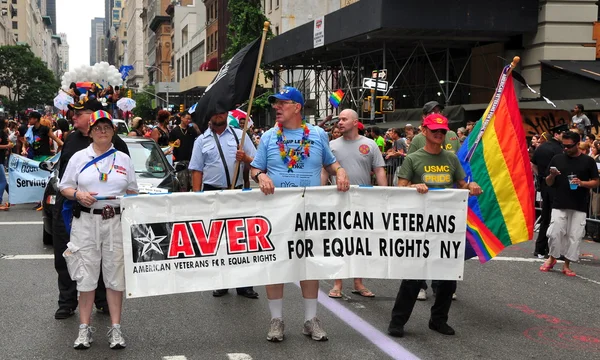 NYC: Veteranos Americanos Marchando na Parada do Orgulho Gay — Fotografia de Stock