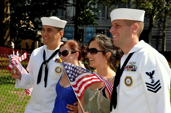 NYC: Two Women Pose with American Sailors at Battery Park — Stock Photo, Image