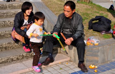 pengzhou, Çin: anne ve baba Parkı genç oğlu ile oynama