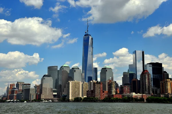 NYC: lagere skyline van manhattan en een world trade center toren — Stockfoto