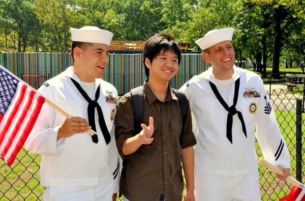 NYC: Young Asian Man with two American Navy Sailors — Stock Photo, Image