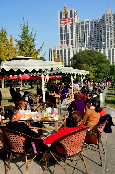 Pengzhou, Čína: lidé pít čaj v parku — Stock fotografie