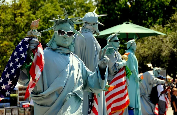 NYC: Statue of Libery Mimes in Battery Park — Stock Photo, Image