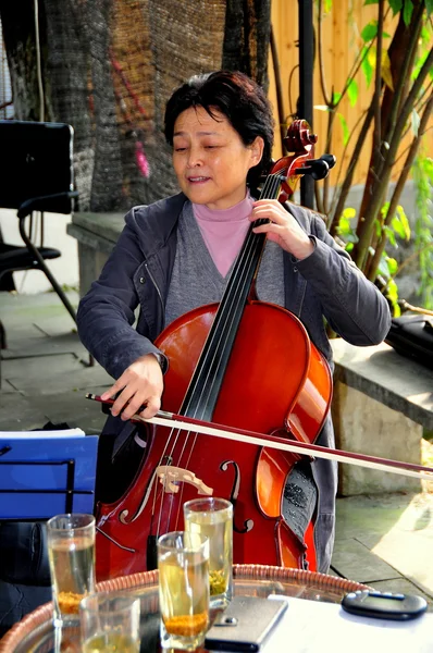 Pengzhou, China: Mujer jugando al violonchelo en el parque — Foto de Stock