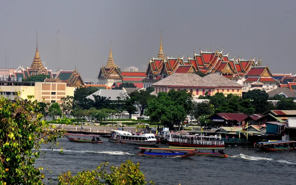 Bangkok, thailand: blick auf königlichen palast und chao praya fluss — Stockfoto