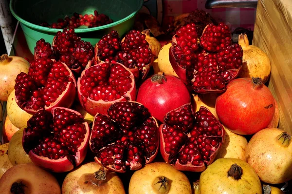 Bangkok, Thailand: Display of Fresh Pomegranates in Chinatown — Stock Photo, Image