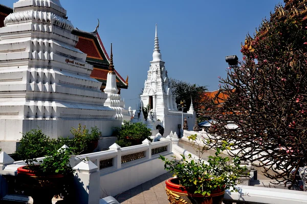 Saraburi, Thajsko: bílá chedis a zahrady na wat phra phutthabat — Stock fotografie