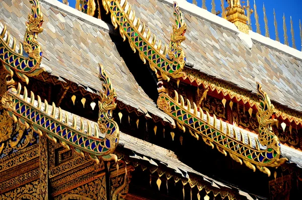 Lamphun, Thaïlande : Toit de la bibliothèque de dépôt à Wat Thai Haripunchai Maha Vihan — Photo