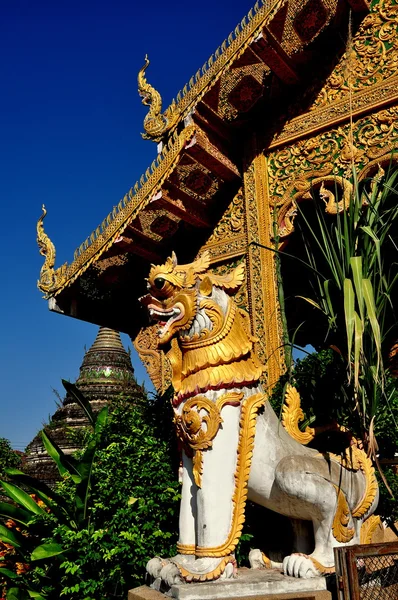 Chiang mai, thailand: mythisch dier standbeeld op wat chetawan — Stockfoto