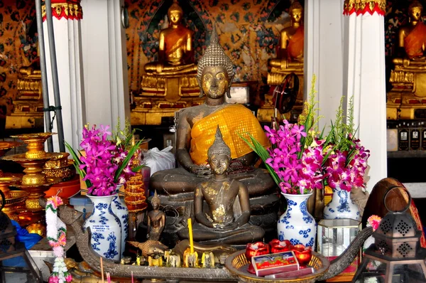 曼谷，泰国： 佛和在哓的祭品 — 图库照片