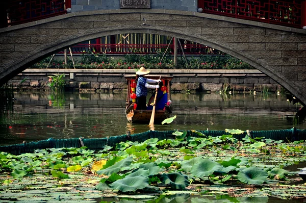 Chengdu, china: Frau polingboat bei long tan water town — Stockfoto