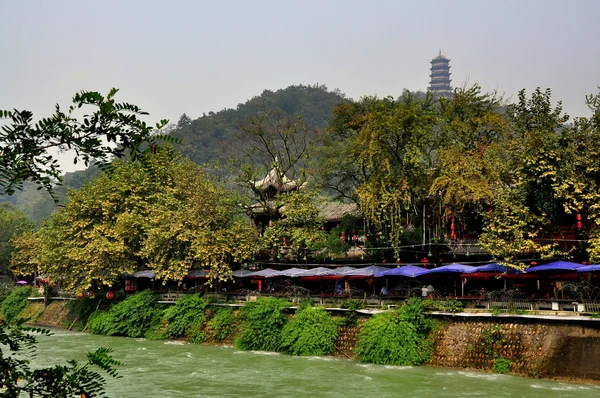 Dujiangyan, Chine : Cafés le long de la rivière Min et de la pagode Hilltop — Photo