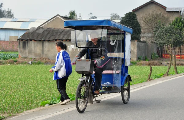 Chine : Écolière quittant Pedicab sur la route de campagne à Pengzhou — Photo