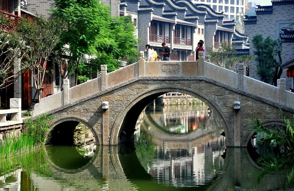 Chengdu, Çin: uzun kahverengi su Şehir Köprüsü — Stok fotoğraf