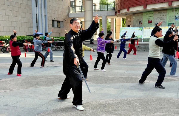 Pengzhou, Chiny: ludzie robią tai "chi — Zdjęcie stockowe