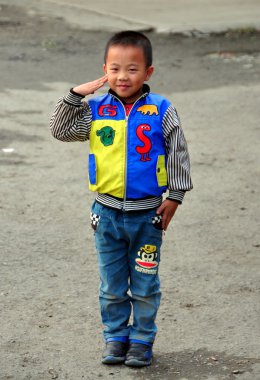 pengzhou, Çin: küçük Çinli çocuk selamlayan