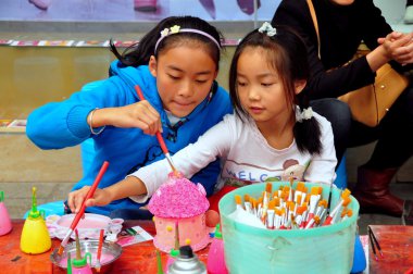 pengzhou, Çin: Seramik resim boyama iki küçük kız