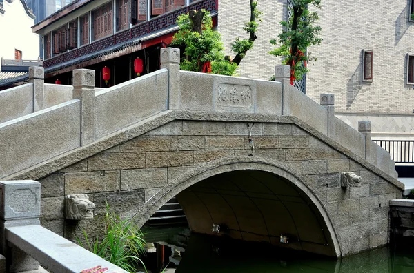 Chengdu, China Ponte de Pedra em Long Tan Water Town — Fotografia de Stock