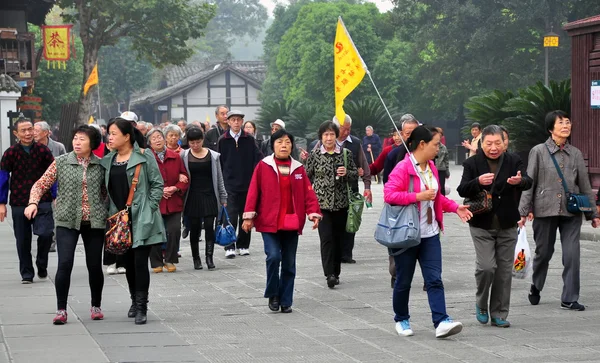 Langzhong starożytnego miasta, Chiny: Przewodnik z chińskich odwiedzających — Zdjęcie stockowe