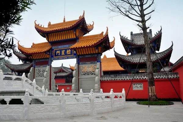 Laangzhong antike Stadt, China: Pfanne Pool Brücke und Tor bei verwirrenden Tempel — Stockfoto