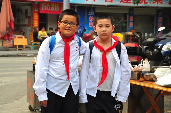 Pengzhou, Čína: dva malé chlapce ve školních uniformách — Stock fotografie