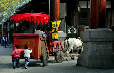 Langzhong, Çin: at arabası ile iki küçük çocuk