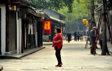 Langzhong, Çin: shuangzhazi sokak binaları ve insanları