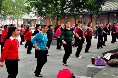 langzhong, Kína: tér ruhában táncoló nők