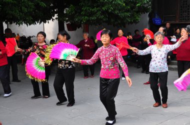 Langzhong, Çin: dans kırmızı ve pembe hayran olan kadın