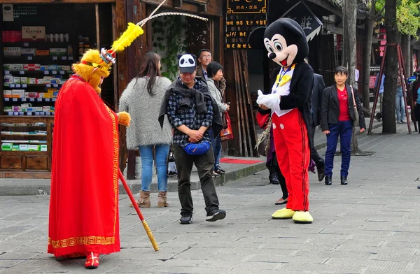 Langzhong, China: Rey Mono y Ratón Mickey en la calle Wumiao — Foto de Stock