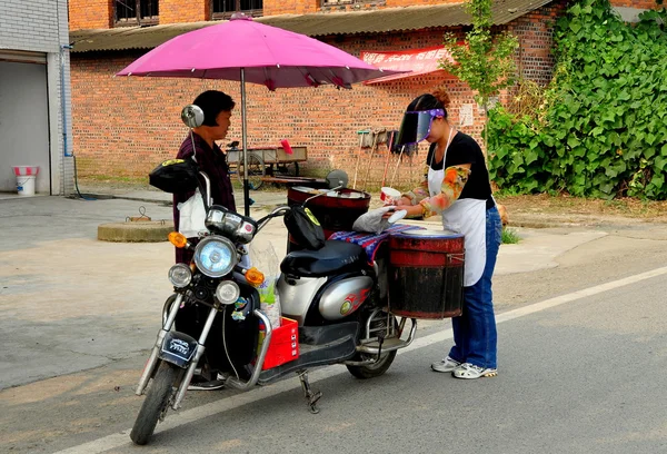 Pengzhou, China: Mujer comprando comida al vendedor — Foto de Stock