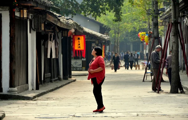 Langzhong, Chine : Bâtiments et personnes de la rue Shuangzhazi — Photo